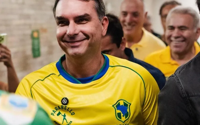 Flávio Bolsonaro sofre forte desgaste após áudios com Vorcaro vazarem, aponta pesquisa 