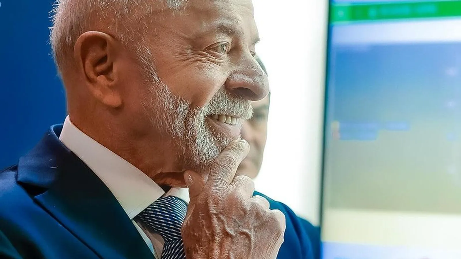 Lula dispara mais uma bobagem e diz que povo quer fim da escala 6x1 para 'namorar'