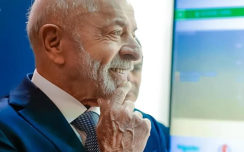 Lula dispara mais uma bobagem e diz que povo quer fim da escala 6x1 para 'namorar'