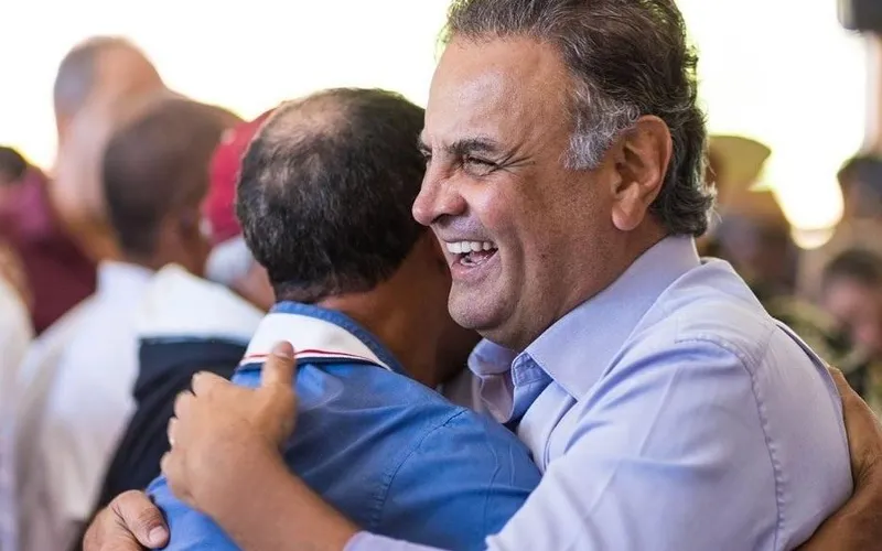 Aécio Neves avalia disputar Presidência da República após escândalos de Flávio Bolsonaro com Daniel Vorcaro