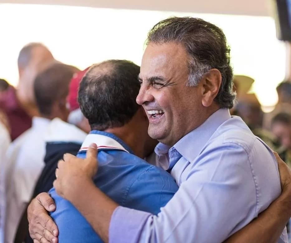 Aécio Neves avalia disputar Presidência da República após escândalos de Flávio Bolsonaro com Daniel Vorcaro
