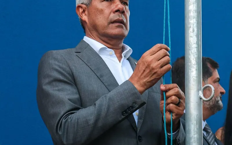 Governador petista na Bahia critica decisão dos EUA sobre facções e ataca família Bolsonaro
