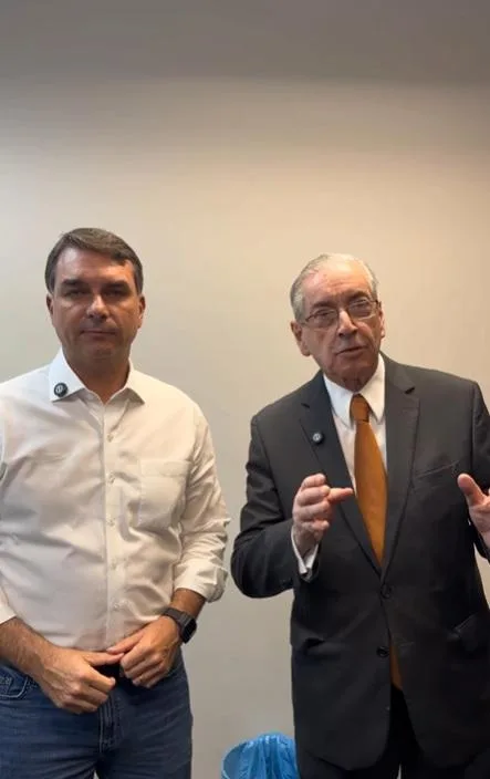 Em Belo Horizonte, Flávio Bolsonaro se une a Eduardo Cunha e gera contradição no discurso anticorrupção da família