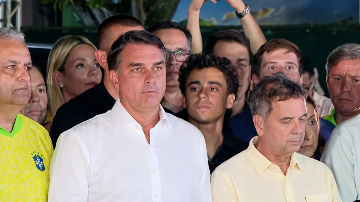 Flávio Bolsonaro diz não reconhecer vitória que deu reeleição a Lula