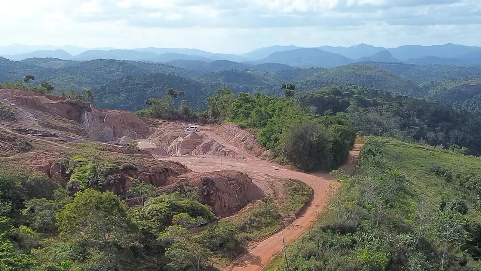 Prefeitura de Wenceslau Guimarães reativa estrada rural