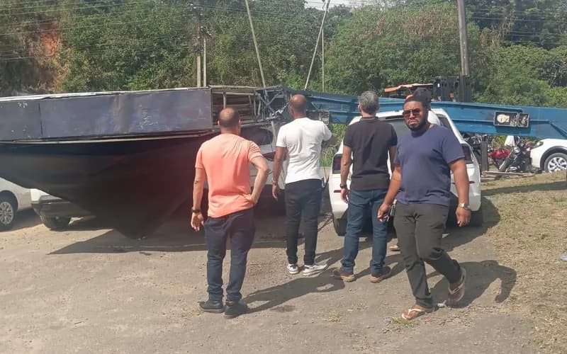 Rajada de vento derruba outdoor e atinge veículos em revendedora às margens da BR-101, em Gandu