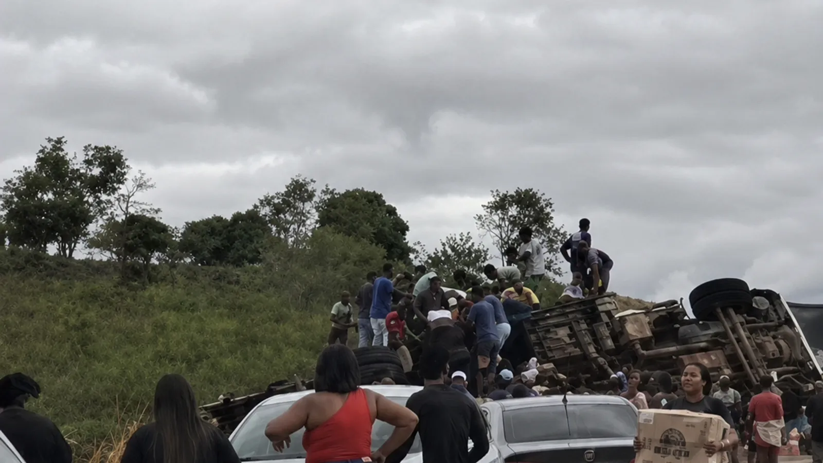 Carga de caminhão é saqueada após acidente em estrada na Bahia