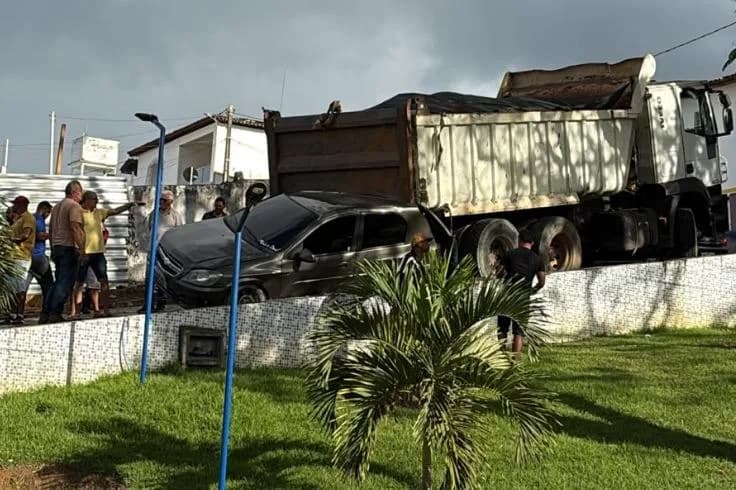 Caçamba perde força em ladeira e atinge veículos estacionados em Gandu