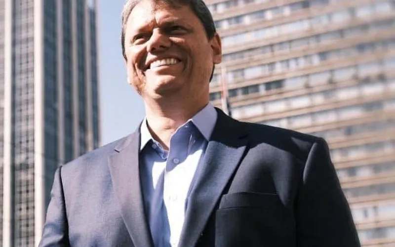 Tarcísio abre 15 pontos de vantagem sobre Haddad e lidera corrida em São Paulo