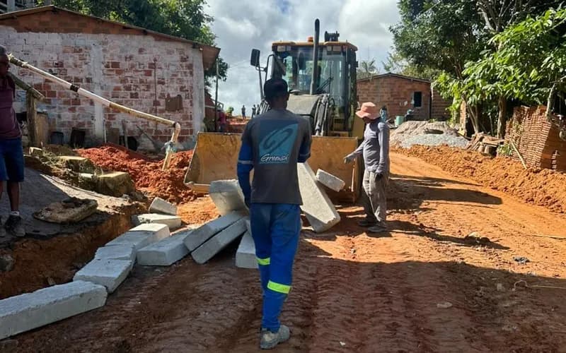 Prefeita de Teolândia assina ordem de serviço para pavimentação de rua em Burietá
