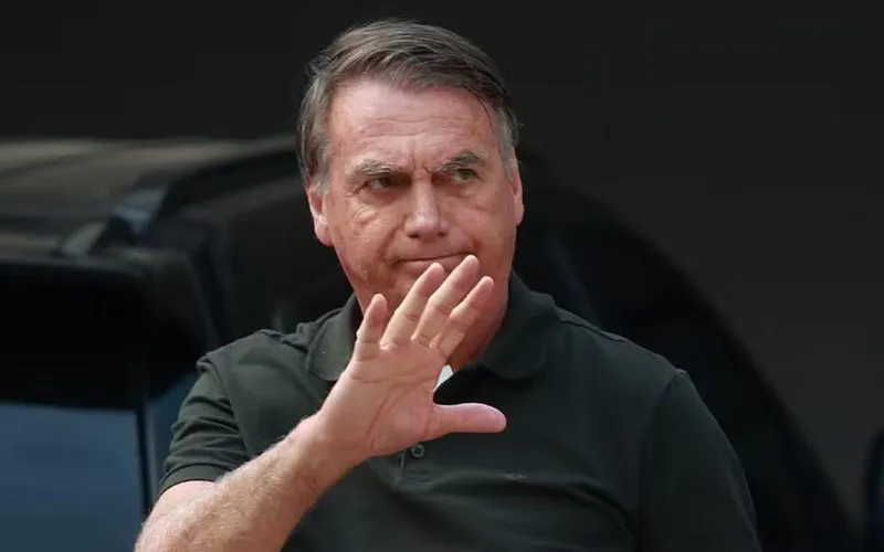 Bolsonaro tentou romper tornozeleira eletrônica para fugir do país, aponta PF