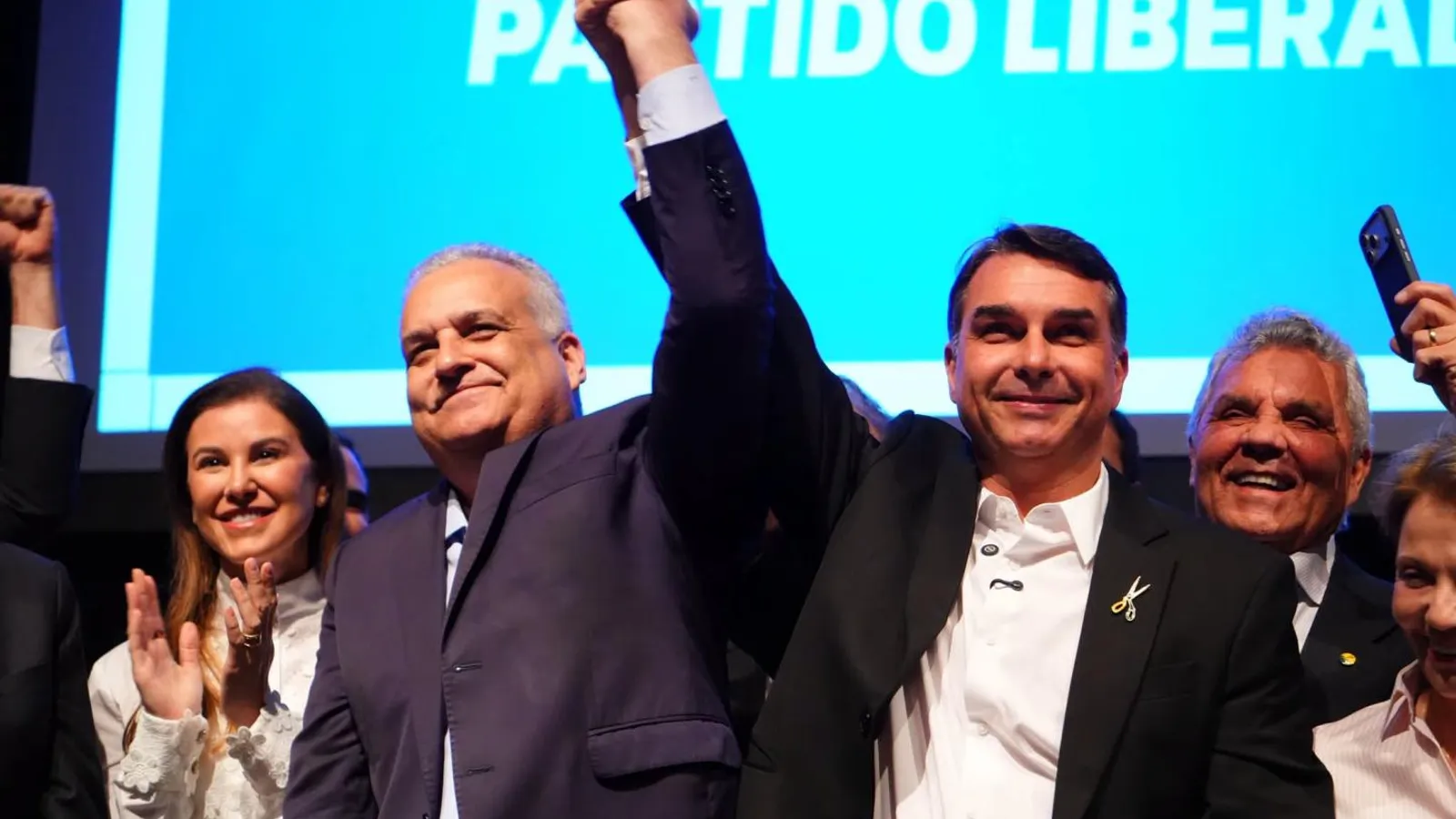 Após ficar sem opção, Flávio Bolsonaro escolhe Alfredo Gaspar como vice e forma chapa pura do PL