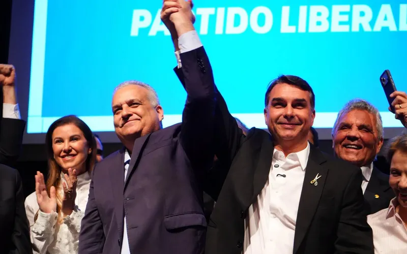 Após ficar sem opção, Flávio Bolsonaro escolhe Alfredo Gaspar como vice e forma chapa pura do PL