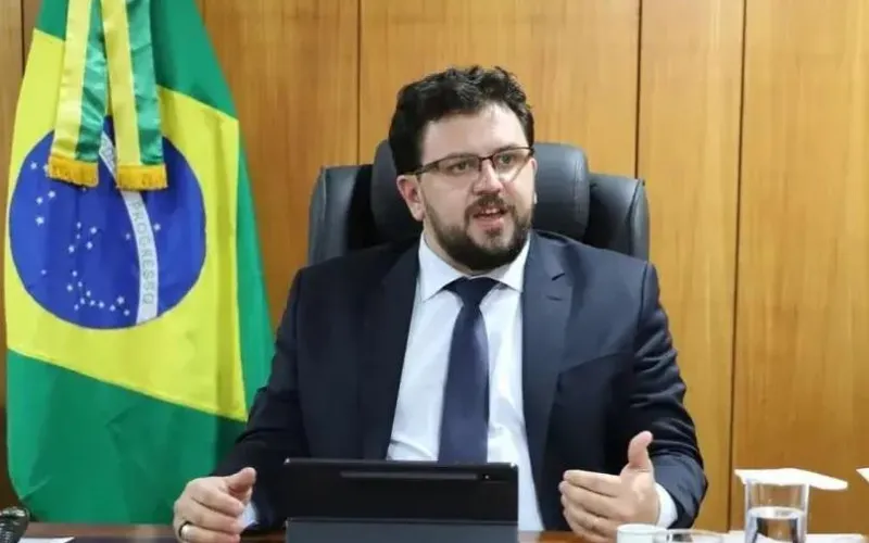 Alvo da PF, ex-chefe de gabinete de Lula deixa campanha do petista
