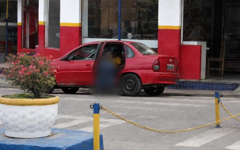Mulher é flagrada aparentemente fazendo necessidades fisiológicas em via pública no centro de Gandu
