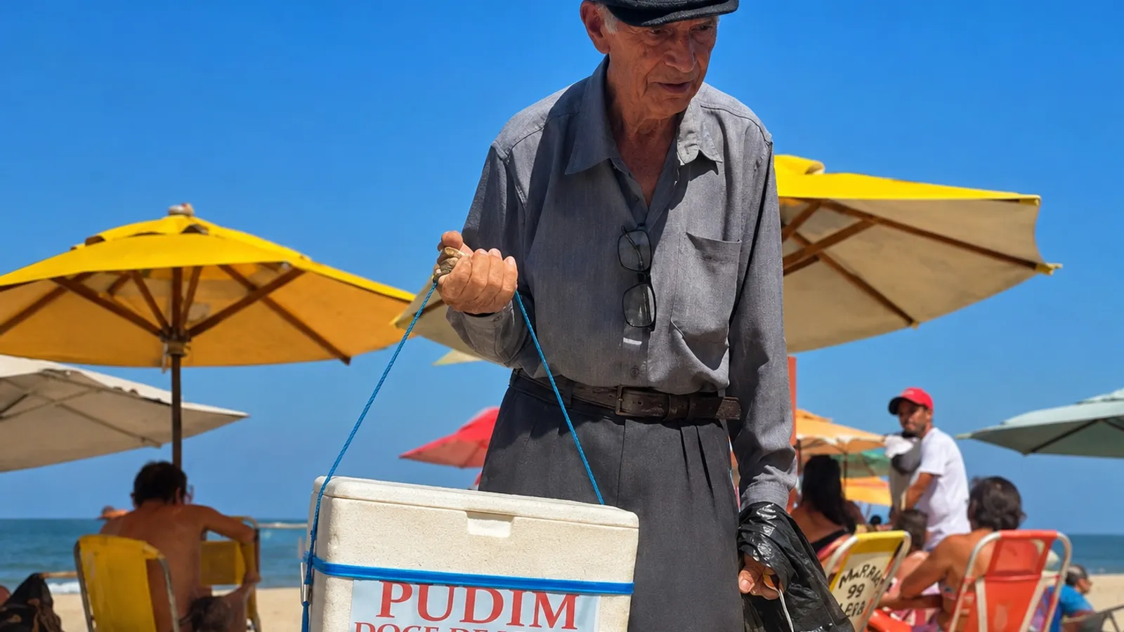 Aos 85 anos, idoso vende pudins para pagar exames e caso expõe dificuldade de acesso à saúde no Brasil