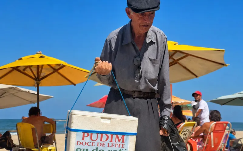 Aos 85 anos, idoso vende pudins para pagar exames e caso expõe dificuldade de acesso à saúde no Brasil