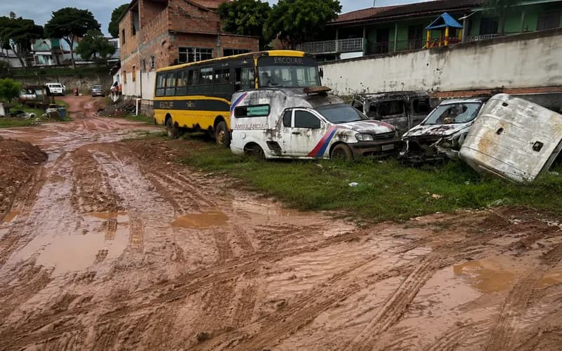 Lama, poças e carcaças de veículos cercam caminho usado por crianças próximo a escola e creche em Piraí do Norte
