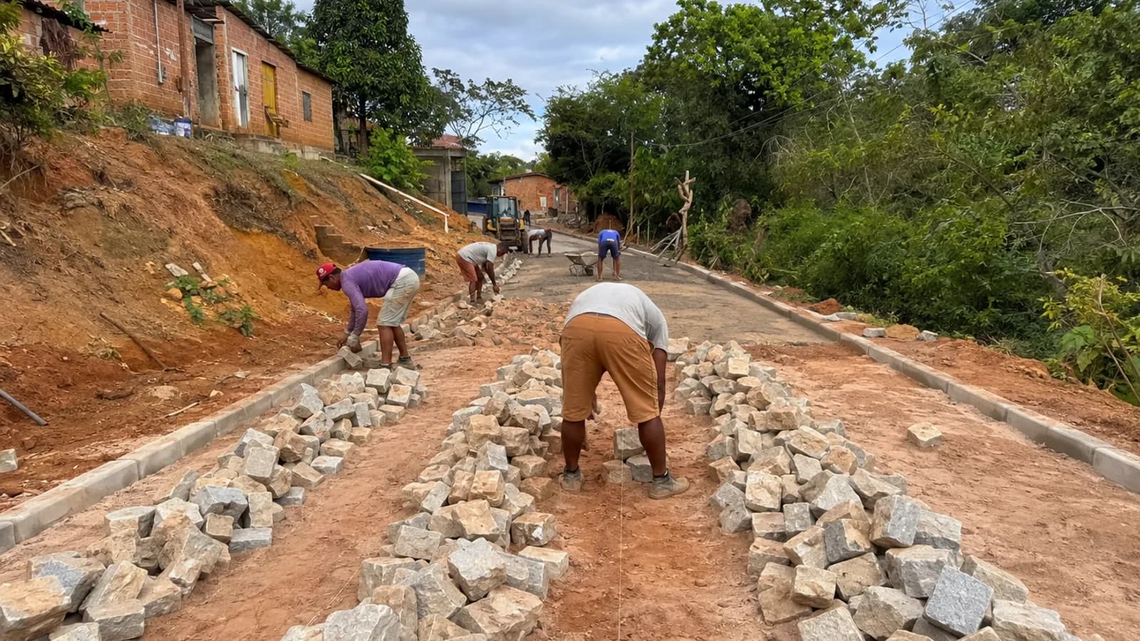 Antiga ‘Rua do Esquecido’ entra na reta final de pavimentação em Burietá, Teolândia