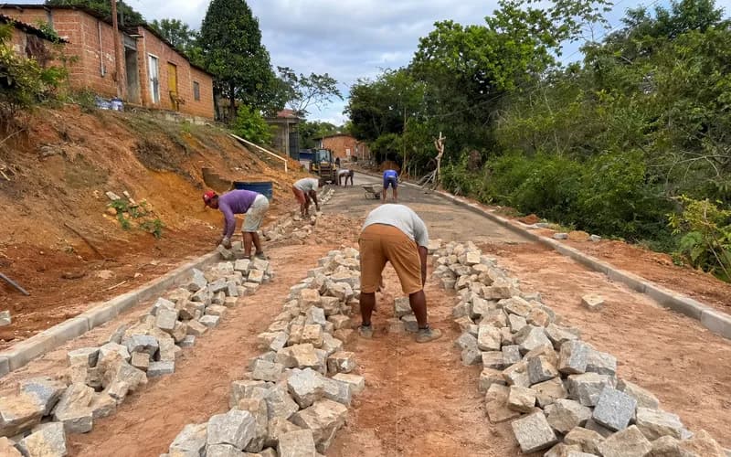 Antiga ‘Rua do Esquecido’ entra na reta final de pavimentação em Burietá, Teolândia