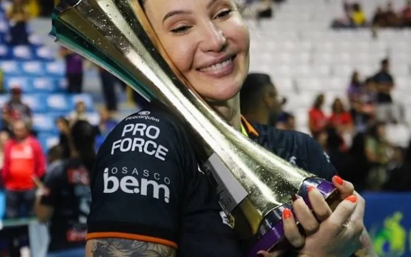 Jogadora trans reage à nova regra da CBV, promete lutar e diz: “Não vou me calar”