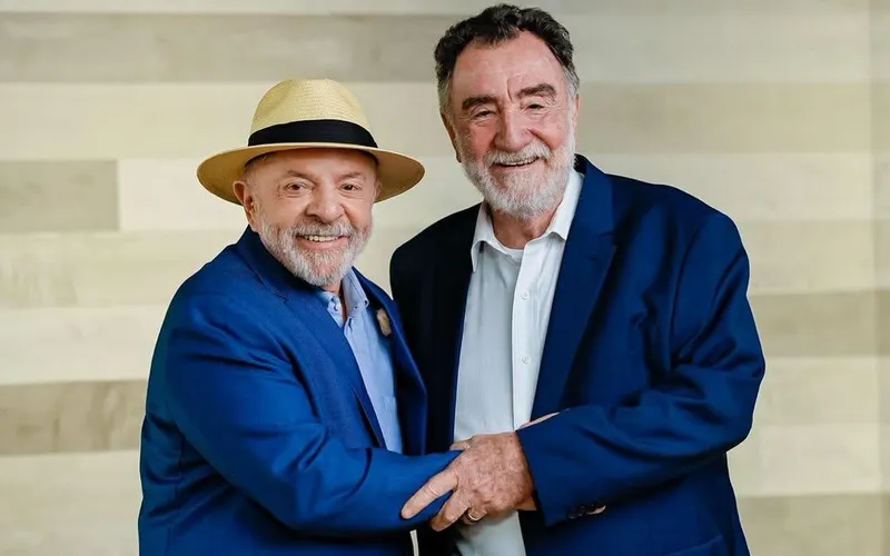 Candidato do PT ao governo de Minas deixa de participar de debate para acompanhar Lula em São Paulo