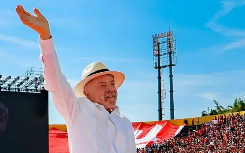 Lula 'foge' de debate na Band e reclama da participação de Renan Santos e Zema