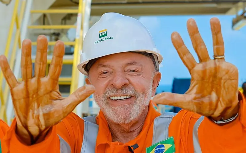 TSE barra ataque de Flávio Bolsonaro e manda apagar vídeo que liga Lula ao PCC e ao CV