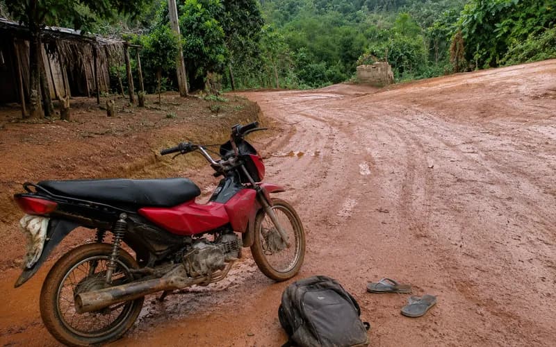 Moradora denuncia estrada precária e afirma que transporte escolar não chega à comunidade em Piraí do Norte