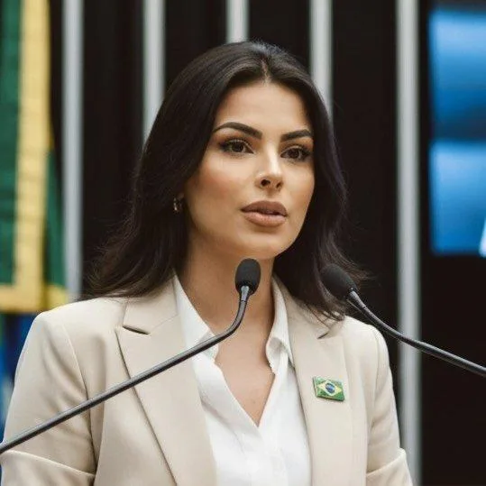 Candidata trans do PL que atacou beneficiários do Bolsa Família admite ter recebido auxílio