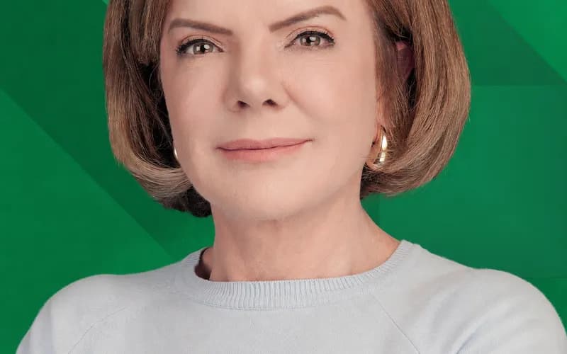 Gleisi troca vermelho do PT por verde e azul e deixa estrela discreta em campanha ao Senado