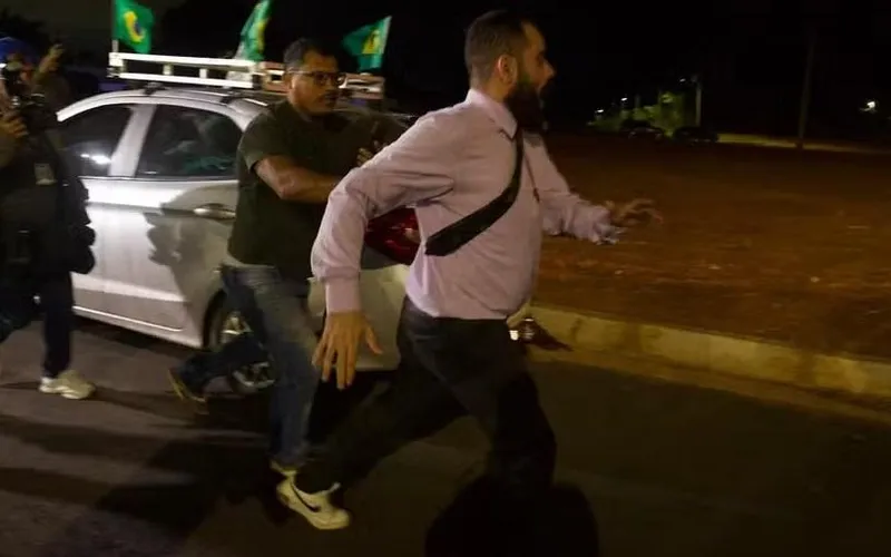 Evangélico causa tumulto ao discursar em favor da prisão de Bolsonaro durante vigília convocada por Flávio Bolsonaro