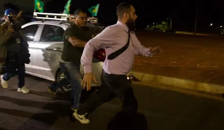 Evangélico causa tumulto ao discursar em favor da prisão de Bolsonaro durante vigília convocada por Flávio Bolsonaro