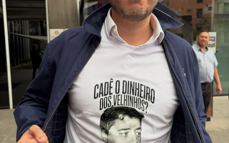 Com camiseta sobre “dinheiro dos velhinhos”, Renan Santos desafia Lula e promete enfrentá-lo no segundo turno