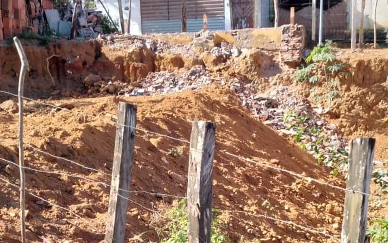 Prefeito de Itamari teria demolido ponto de ônibus para valorizar terreno comprado por aliado, aponta denúncia