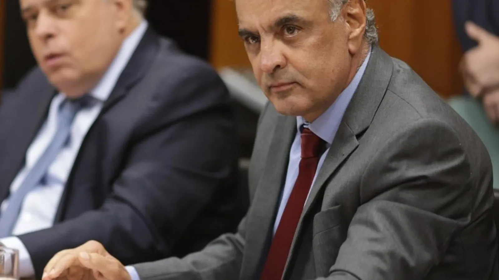 Aécio Neves critica Lula e Bolsonaro e afirma que PSDB não apoiará nenhum dos dois grupos em 2026