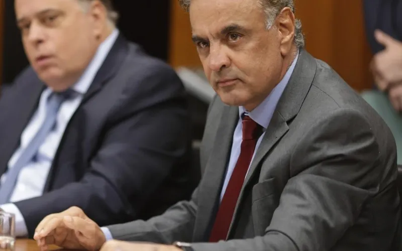 Aécio Neves critica Lula e Bolsonaro e afirma que PSDB não apoiará nenhum dos dois grupos em 2026
