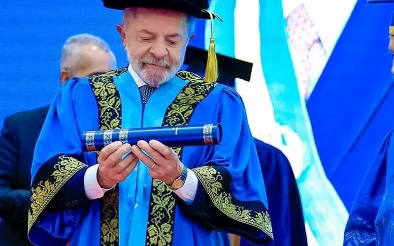 Lula diz que prisão de Bolsonaro foi "lição de democracia" no Brasil