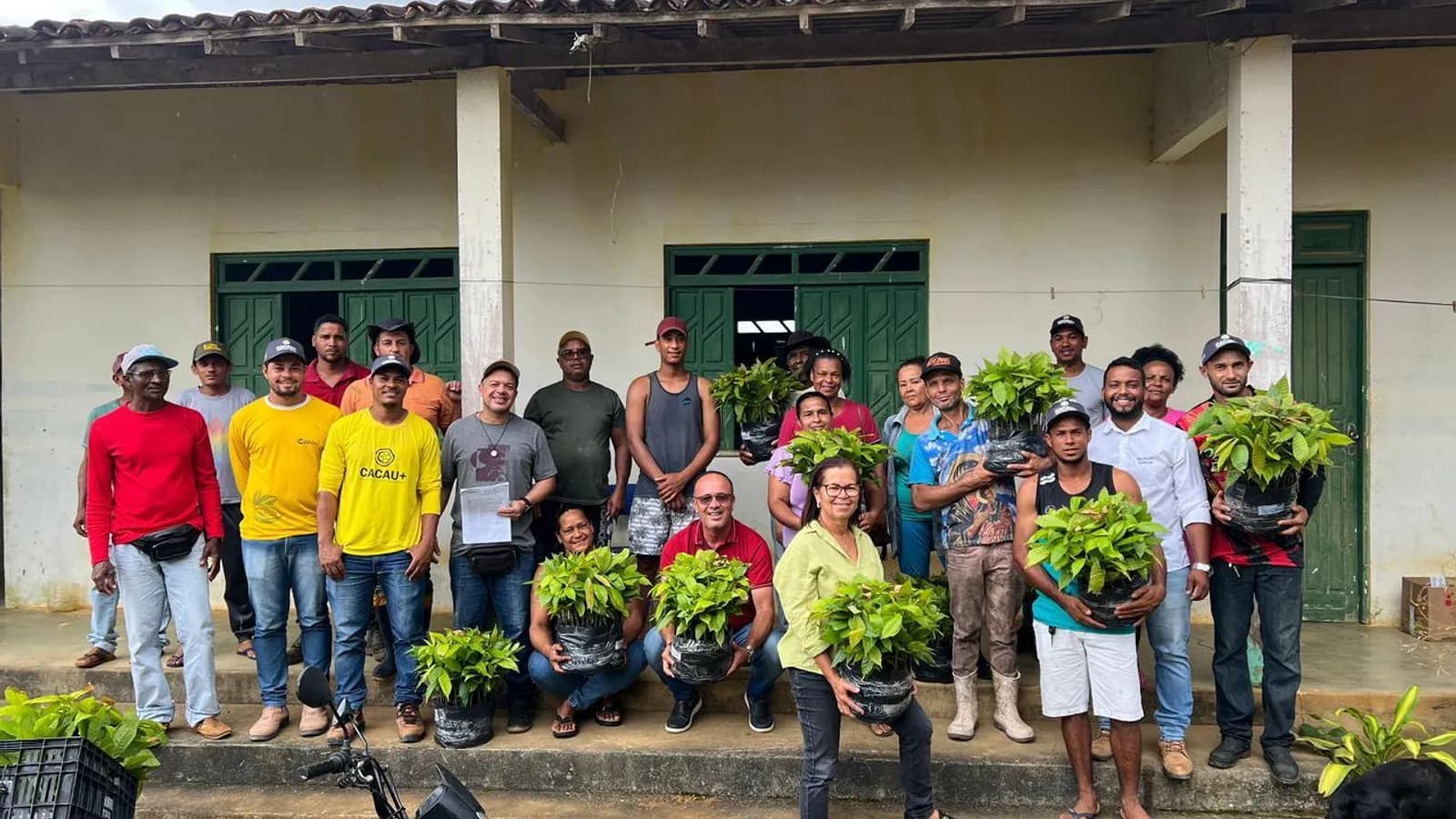 Prefeitura de Teolândia entrega mudas da Biofábrica e reforça apoio aos agricultores do programa “Cacau Mais”