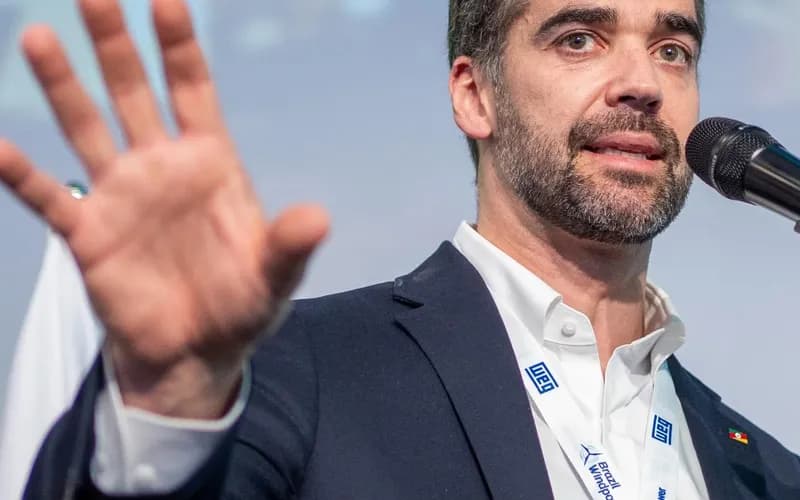 Eduardo Leite afirma que Tarcísio deve ‘deixar o bolsonarismo e vir mais ao centro’ para disputar presidência em 2026