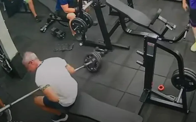 Homem morre ao ser atingido no peito por barra de supino durante exercício em academia
