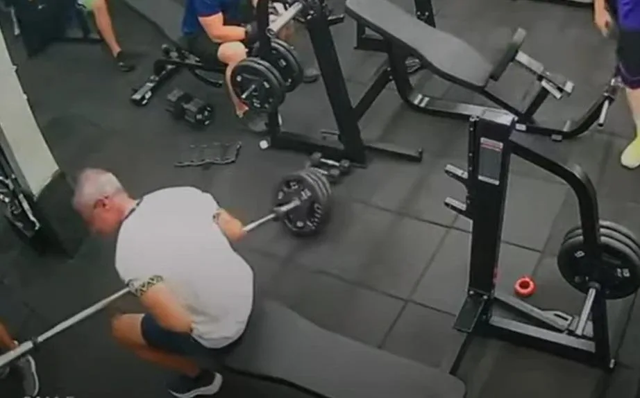 Homem morre ao ser atingido no peito por barra de supino durante exercício em academia