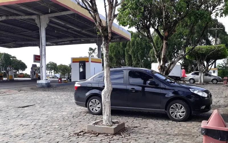 Homem é baleado em posto de combustível em Wenceslau Guimarães e ex-prefeito é apontado como autor dos disparos
