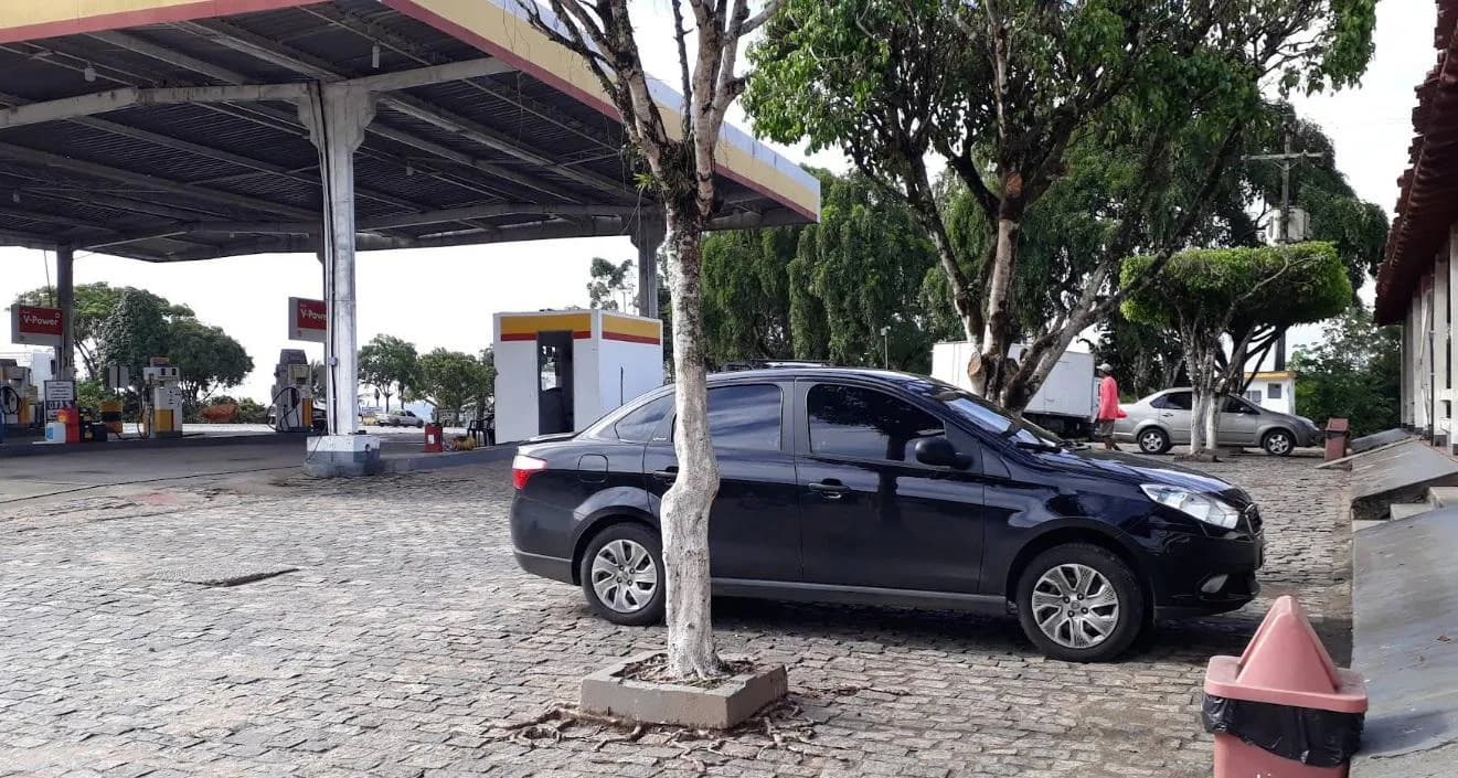 Homem é baleado em posto de combustível em Wenceslau Guimarães e ex-prefeito é apontado como autor dos disparos