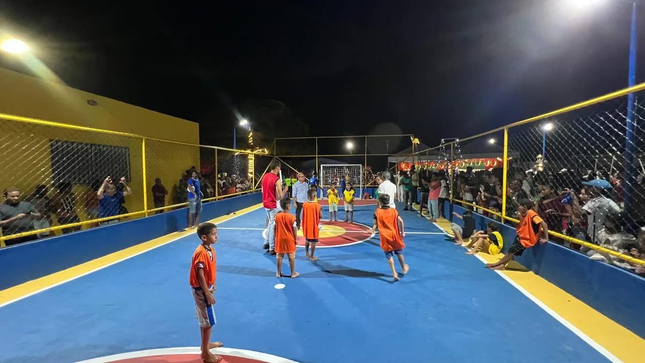 Prefeita de Teolândia entrega nova Praça no bairro José Teles