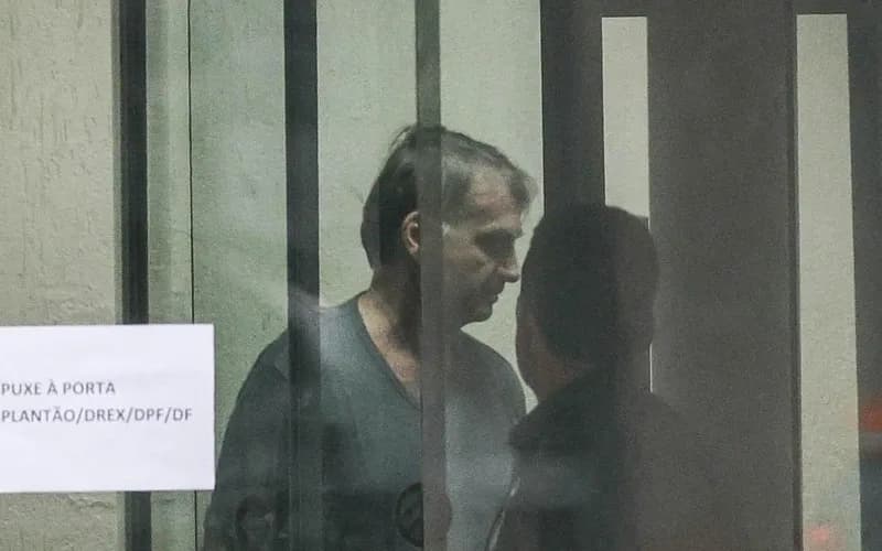 Jair Bolsonaro sofre queda na cela da PF durante crise na madrugada, diz Michelle