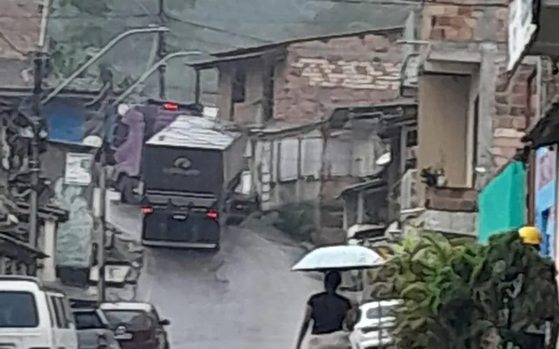 Carreta perde força em ladeira e precisa de guincho para acessar a BR-101 em Gandu