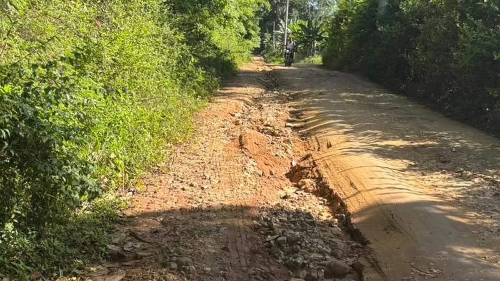 Abandonada pelo Governo da Bahia, BA - 549, no Médio Rio de Contas, está em estado crítico