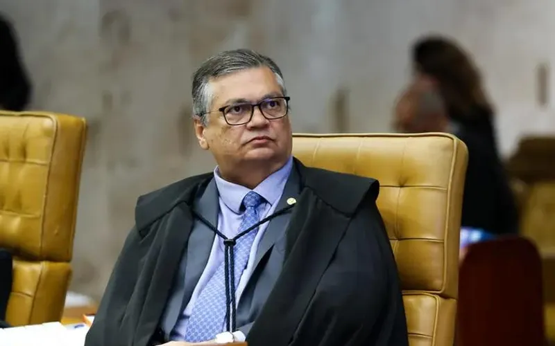 Flávio Dino arquiva parte de investigações contra senador flagrado com dinheiro na cueca