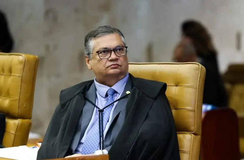 Flávio Dino arquiva parte de investigações contra senador flagrado com dinheiro na cueca